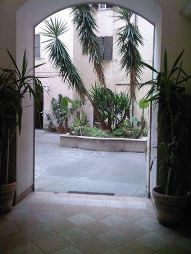 Roma Prince Inn Accommodation Екстериор снимка